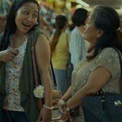 Escena de Ruby Ruiz y Amelyn Pardenilla en 'Central' de 'Expatriadas'