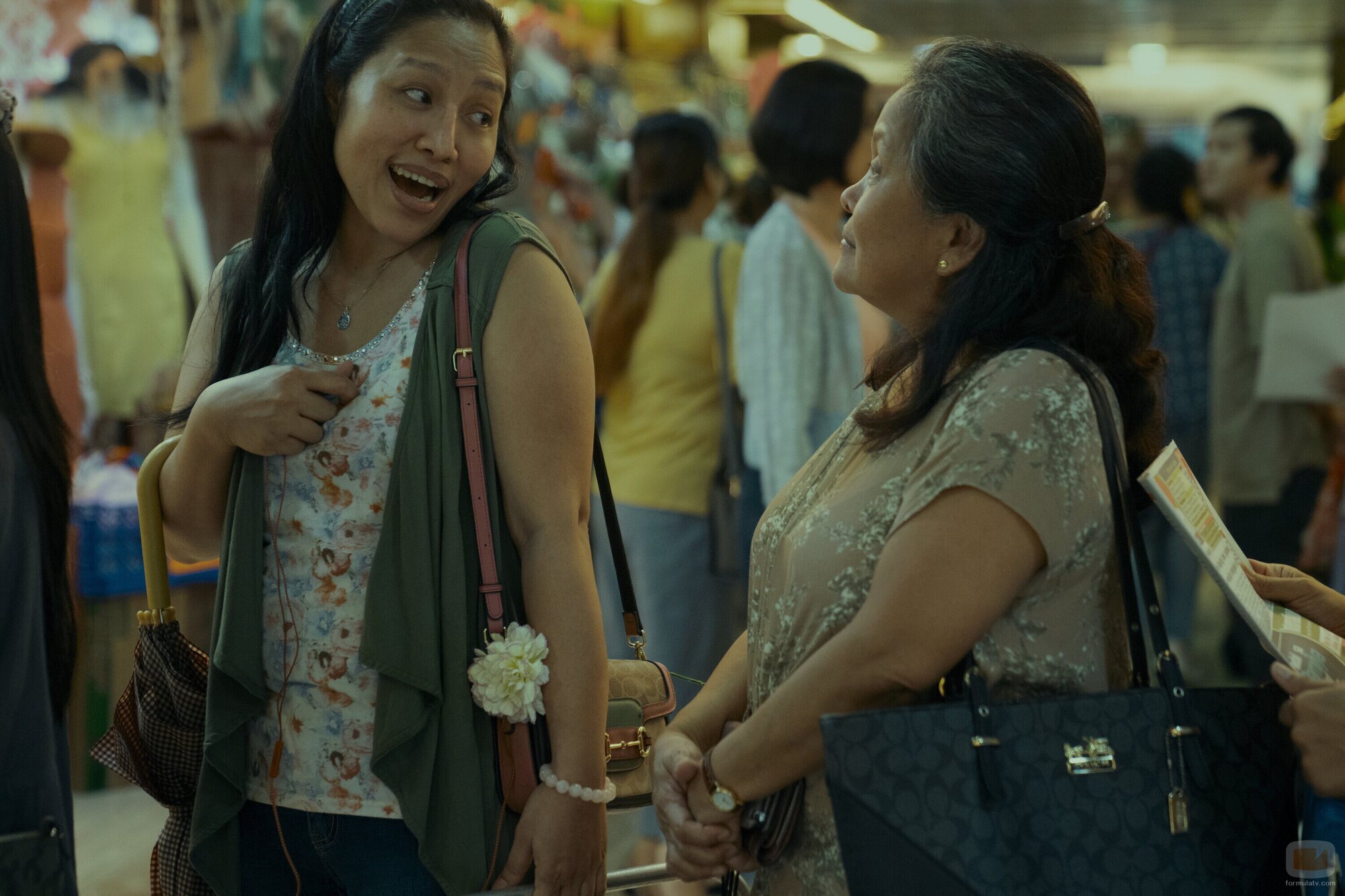 Escena de Ruby Ruiz y Amelyn Pardenilla en 'Central' de 'Expatriadas'