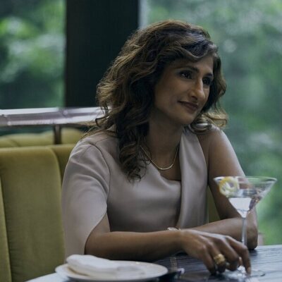 Escena de Sarayu Blue en el 1x05 de 'The Expatriates'