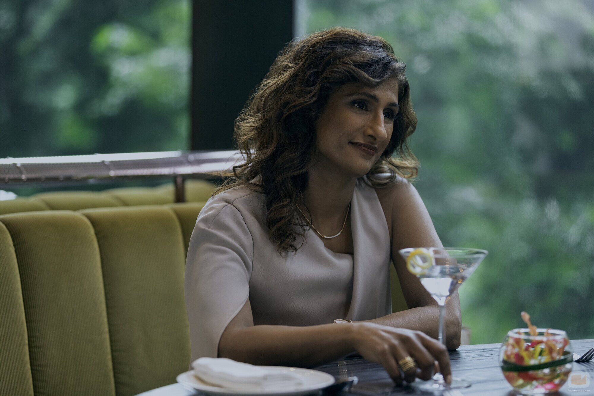 Escena de Sarayu Blue en el 1x05 de 'The Expatriates'