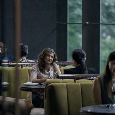 Sarayu Blue en la temporada 1 y el capítulo 05 de 'Expatriadas'