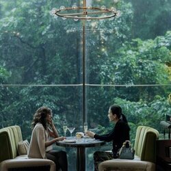 Sarayu Blue en 1x05 'Central' de 'Expatriadas'