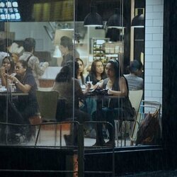 Amelyn Pardenilla en el 1x05 de 'The Expatriates'