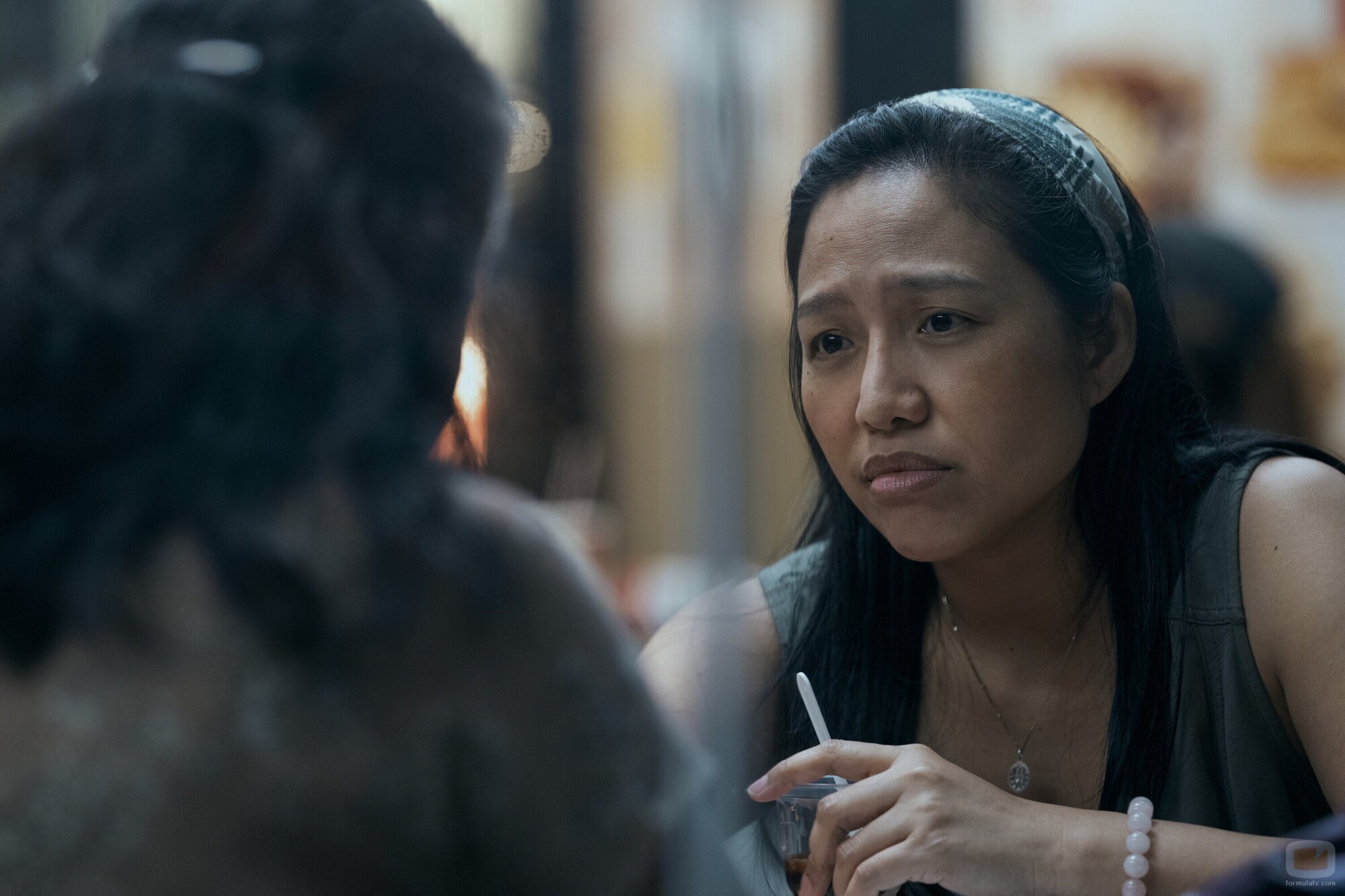 Amelyn Pardenilla en 1x05 'Central' de 'Expatriadas'