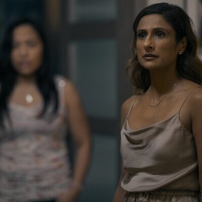 Escena de Sarayu Blue en 1x05 'Central' de 'Expatriadas'