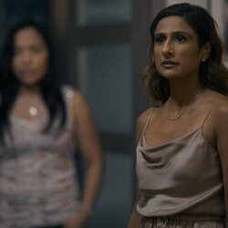 Escena de Sarayu Blue en 1x05 'Central' de 'Expatriadas'