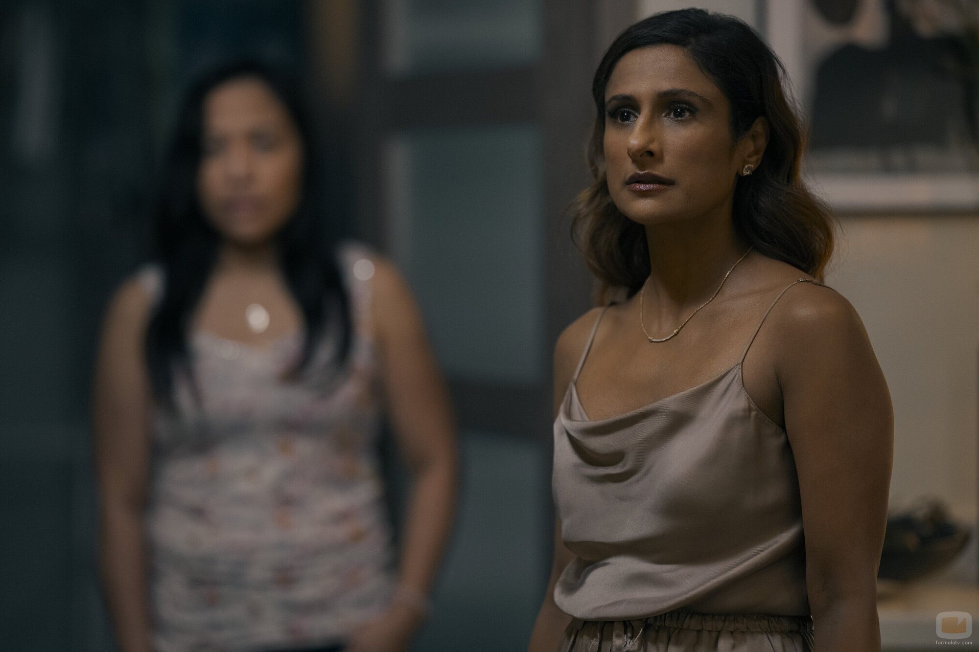 Escena de Sarayu Blue en 1x05 'Central' de 'Expatriadas'