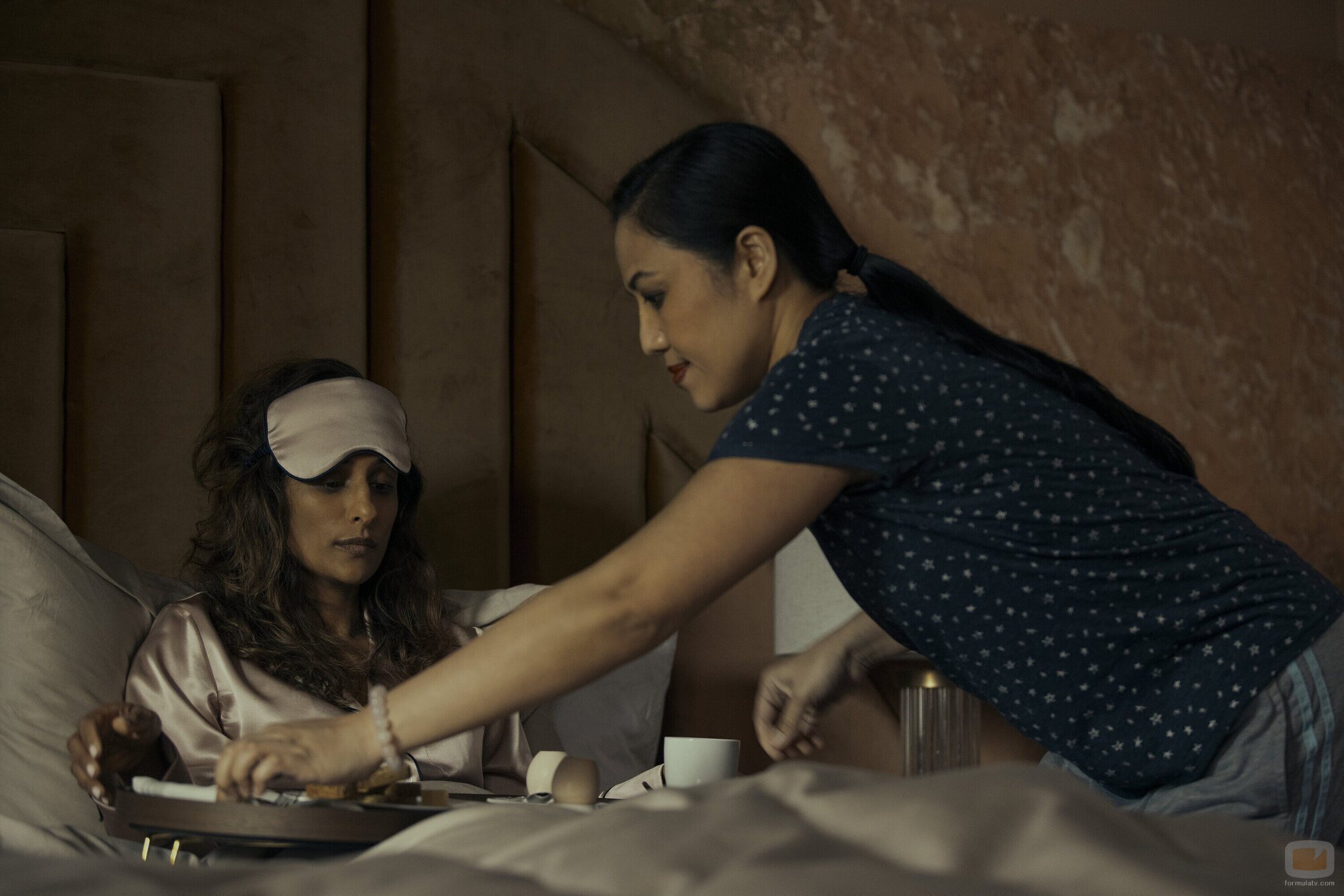 Sarayu Blue y Amelyn Pardenilla en el 1x05 de 'Expatriadas'