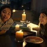 Bodhi del Rosario y Tiana Gowen en el 1x05 de 'The Expatriates'