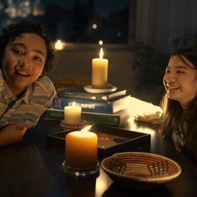 Bodhi del Rosario y Tiana Gowen en el 1x05 de 'The Expatriates'