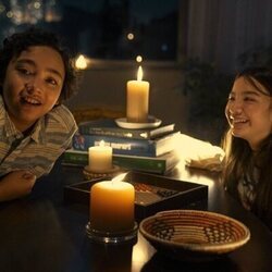 Bodhi del Rosario y Tiana Gowen en el 1x05 de 'The Expatriates'