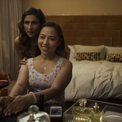 Sarayu Blue y Amelyn Pardenilla en 'Central' de 'Expatriadas'