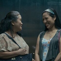 Ruby Ruiz y Amelyn Pardenilla en 1x05 'Central' de 'Expatriadas'