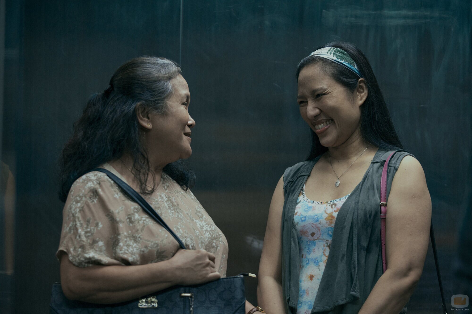 Ruby Ruiz y Amelyn Pardenilla en 1x05 'Central' de 'Expatriadas'