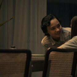 Bodhi del Rosario en el 1x05 de 'The Expatriates'