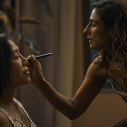Sarayu Blue y Amelyn Pardenilla en 1x05 'Central' de 'Expatriadas'