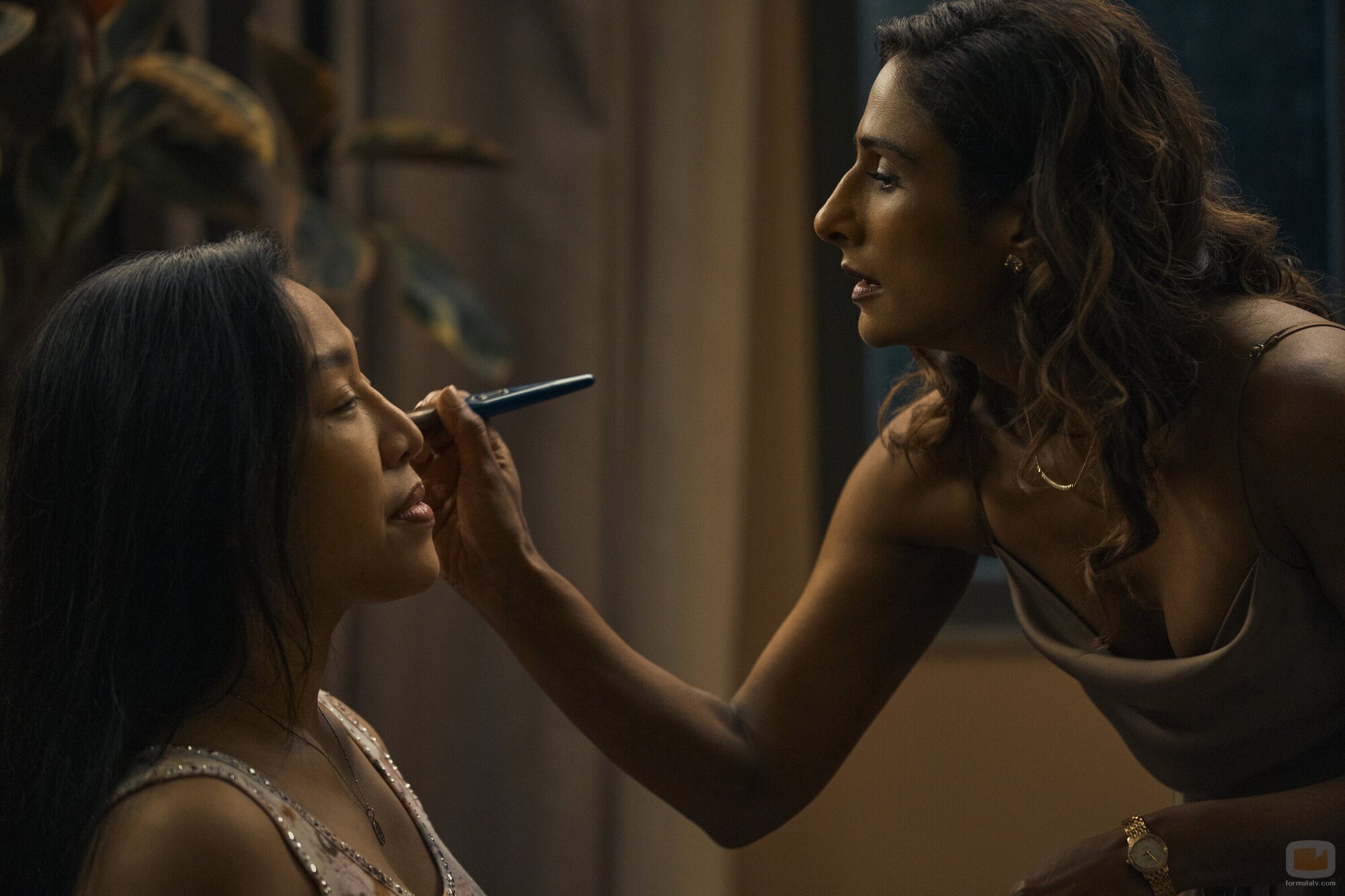 Sarayu Blue y Amelyn Pardenilla en 1x05 'Central' de 'Expatriadas'