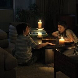 Bodhi del Rosario y Tiana Gowen en 'Central' de 'Expats'