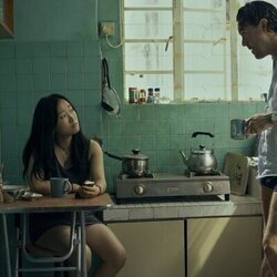 Brian Tee y Ji-young Yoo en el 1x04 de 'Expatriadas'