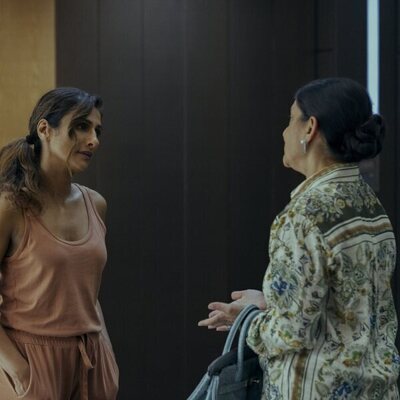 Escena de Sarayu Blue en el 1x04 de 'The Expatriates'