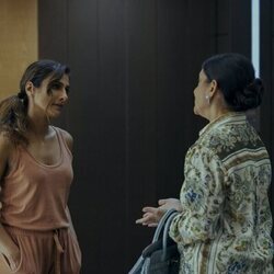Escena de Sarayu Blue en el 1x04 de 'The Expatriates'