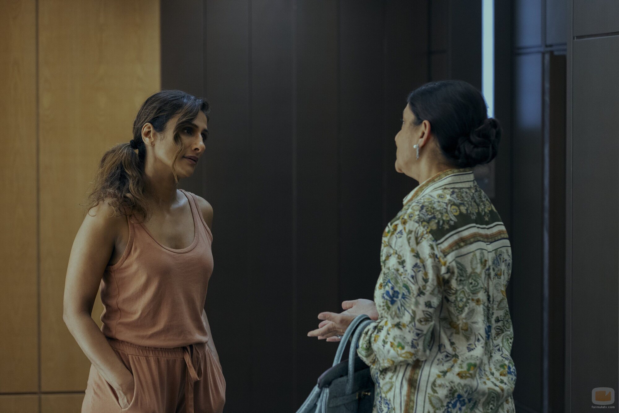 Escena de Sarayu Blue en el 1x04 de 'The Expatriates'