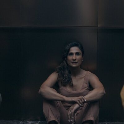 Sarayu Blue en 1x04 'El continente' de 'Expatriadas'