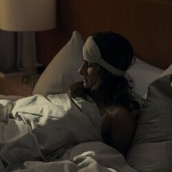 Sarayu Blue en Capítulo 4 titulado 'El continente' de 'Expatriadas'