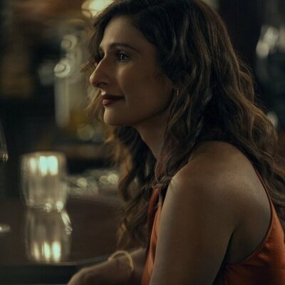 Sarayu Blue en el 1x03 de 'Expats'