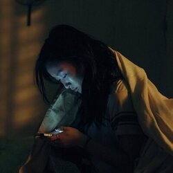 Still de Ji-young Yoo en la temporada 1 y el capítulo 03 de 'Expatriadas'