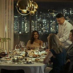 Foto de Sarayu Blue en el 1x03 de 'The Expatriates'