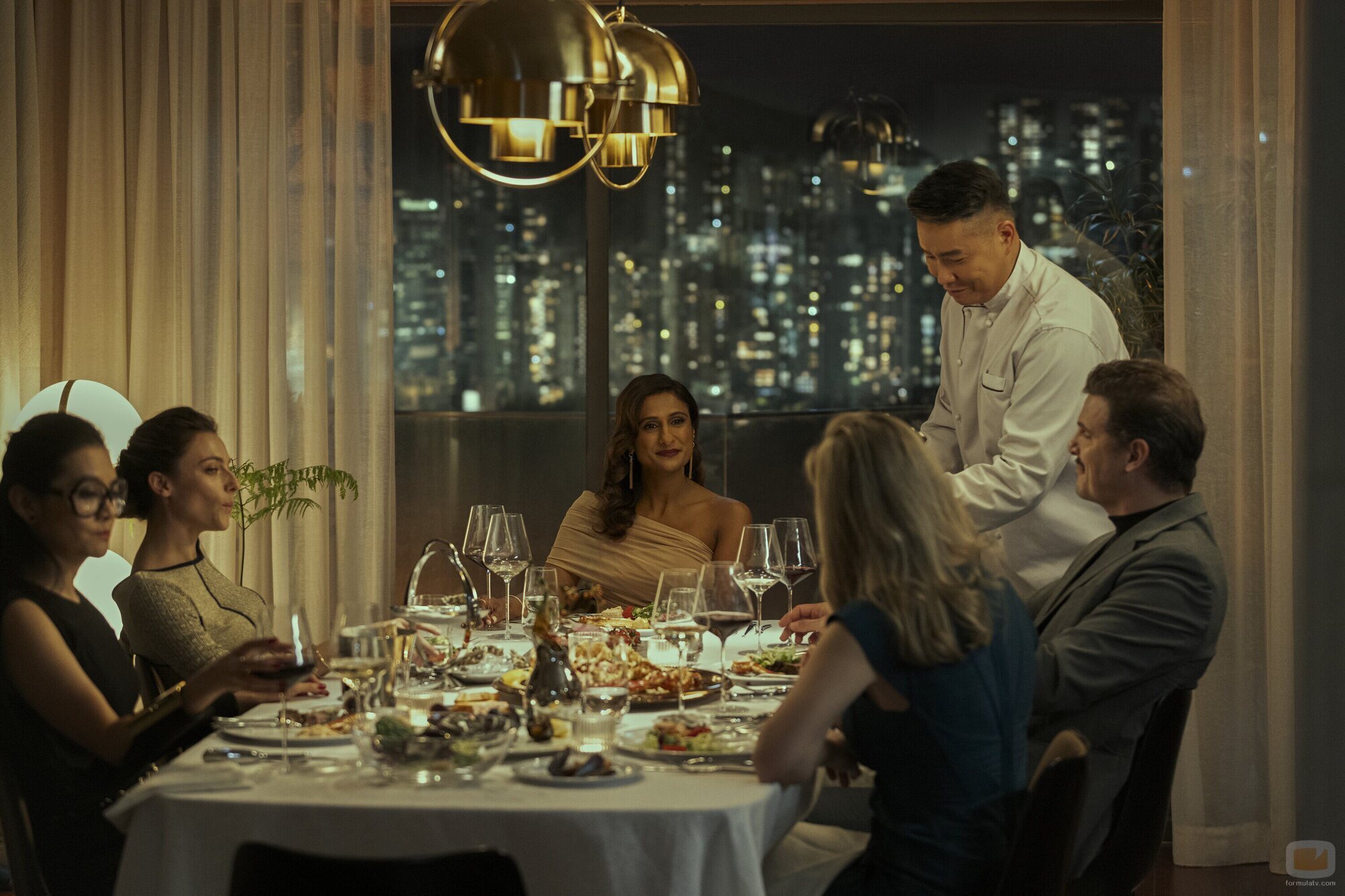 Foto de Sarayu Blue en el 1x03 de 'The Expatriates'