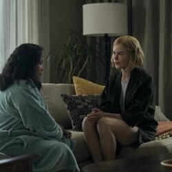 Nicole Kidman y Ruby Ruiz en el 1x03 de 'Expats'