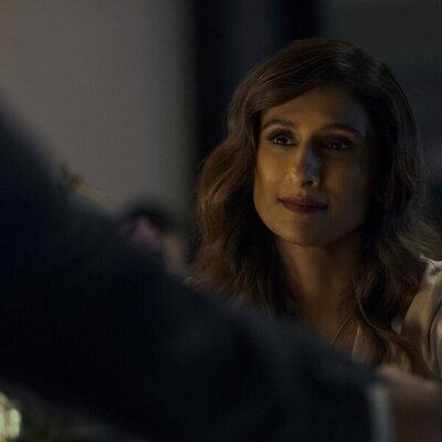 Sarayu Blue en el 1x02 de 'Expatriadas'