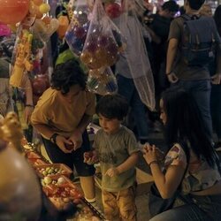 Bodhi del Rosario y Tiana Gowen en 1x02 'Mongkok' de 'Expatriadas'