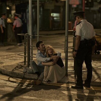 Sarayu Blue y Brian Tee en Capítulo 2 titulado 'Mongkok' de 'Expatriadas'
