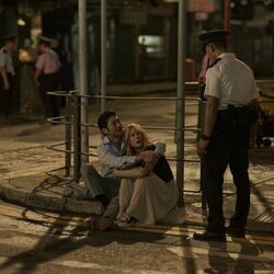 Sarayu Blue y Brian Tee en Capítulo 2 titulado 'Mongkok' de 'Expatriadas'