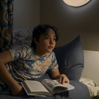 Bodhi del Rosario en 1x02 titulado 'Mongkok' de 'Expatriadas'
