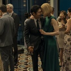 Nicole Kidman y Brian Tee en el 'The Peak' de 'The Expatriates'