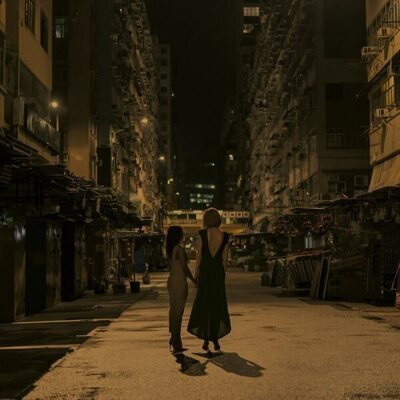 Nicole Kidman y Sarayu Blue en el 1x01 de 'Expatriadas'