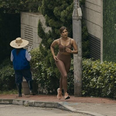 Sarayu Blue en Capítulo 1 titulado 'The Peak' de 'Expatriadas'