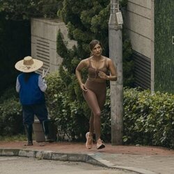 Sarayu Blue en Capítulo 1 titulado 'The Peak' de 'Expatriadas'