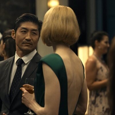 Nicole Kidman y Brian Tee en 'The Peak' de 'Expatriadas'