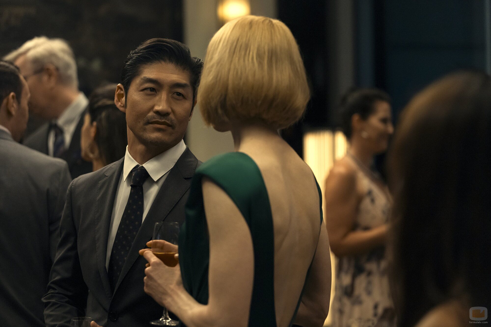 Nicole Kidman y Brian Tee en 'The Peak' de 'Expatriadas'
