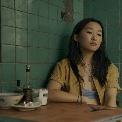 Ji-young Yoo en Capítulo 1 titulado 'The Peak' de 'Expatriadas'