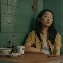 Ji-young Yoo en Capítulo 1 titulado 'The Peak' de 'Expatriadas'