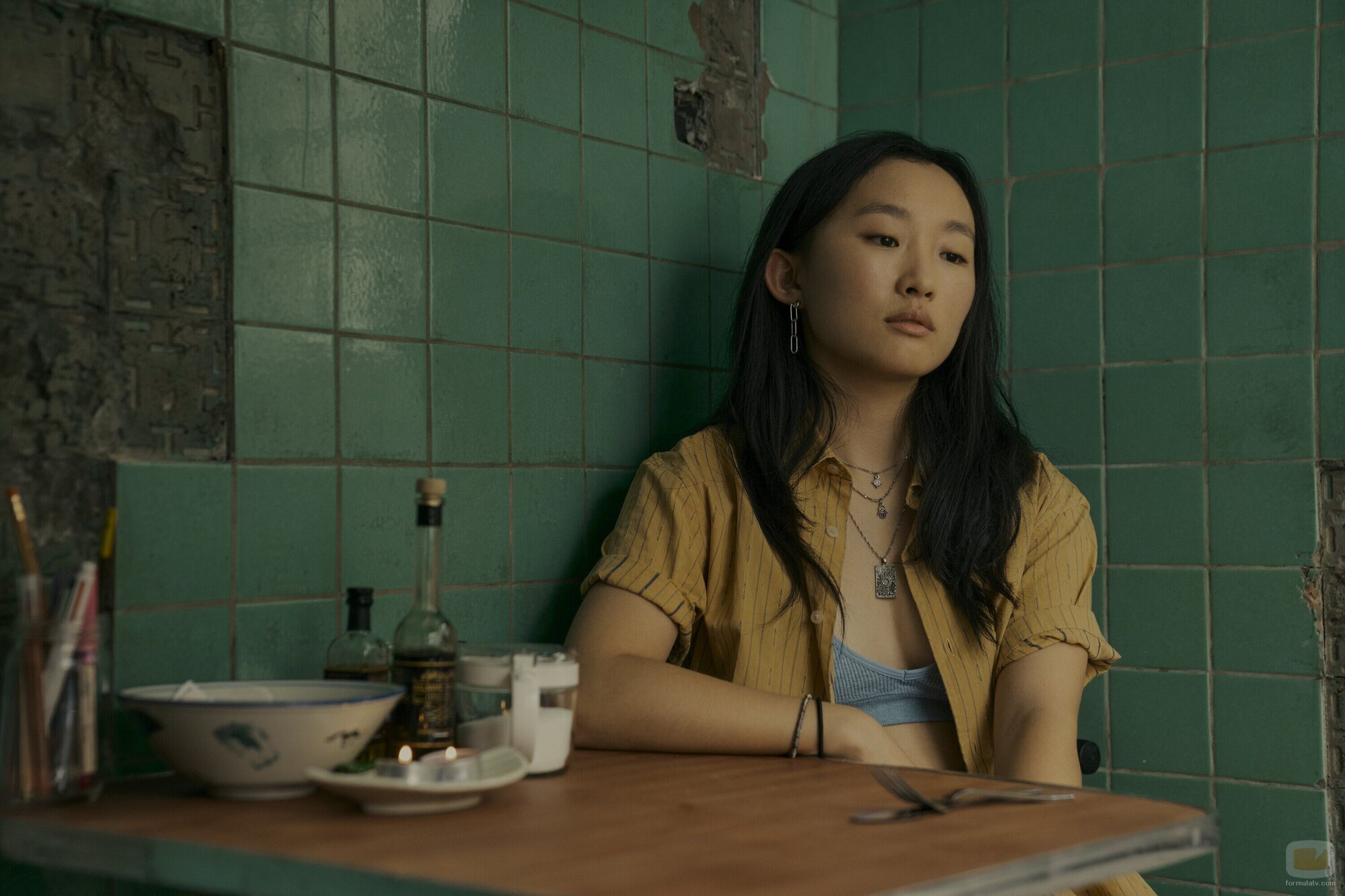 Ji-young Yoo en Capítulo 1 titulado 'The Peak' de 'Expatriadas'