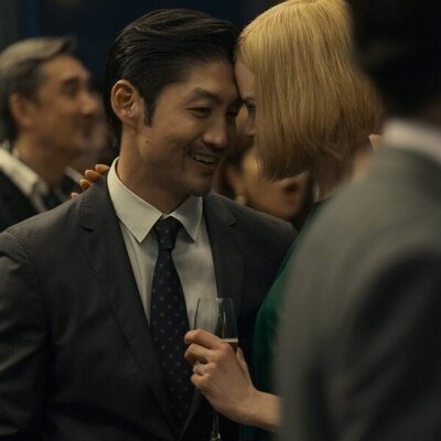 Still de Nicole Kidman y Brian Tee en el 'The Peak' de 'The Expatriates'