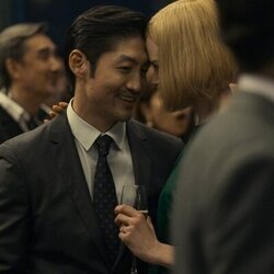 Still de Nicole Kidman y Brian Tee en el 'The Peak' de 'The Expatriates'
