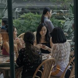 Ji-young Yoo en el 1x01 de 'The Expatriates'